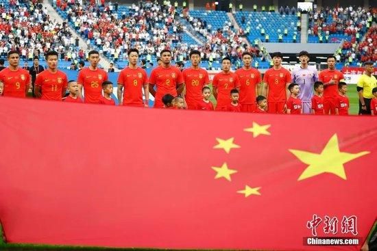扒开她的内裤把她摸出水软件
